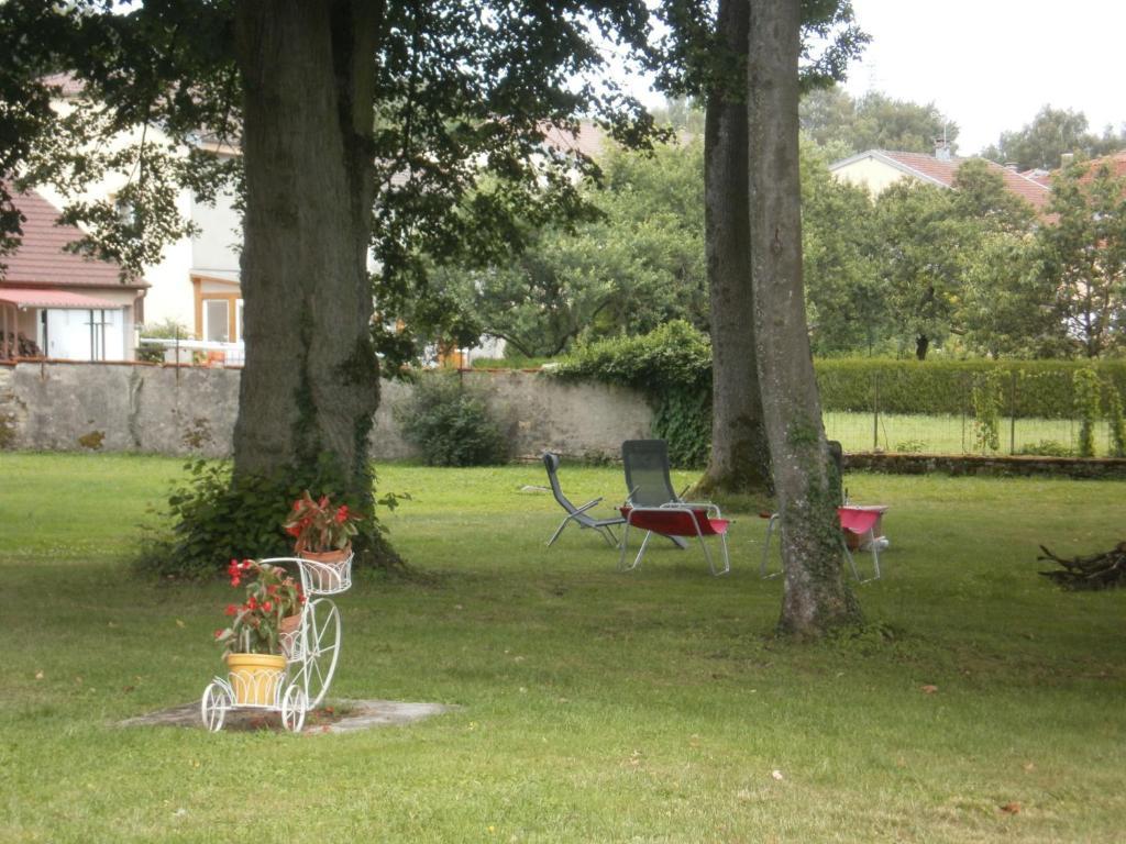 Le Jardin Des Lys Panzió Gemmelaincourt Kültér fotó